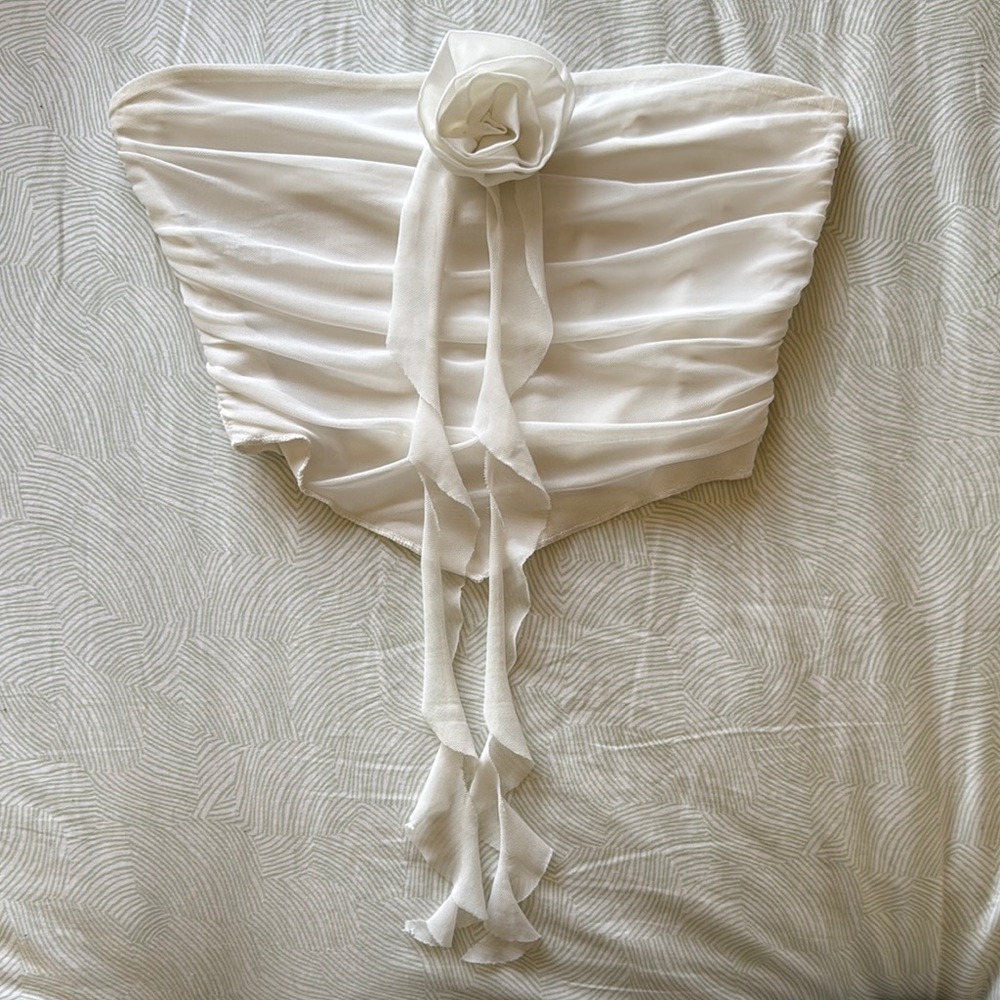 Elegant White Strapless Top with Floral Accent